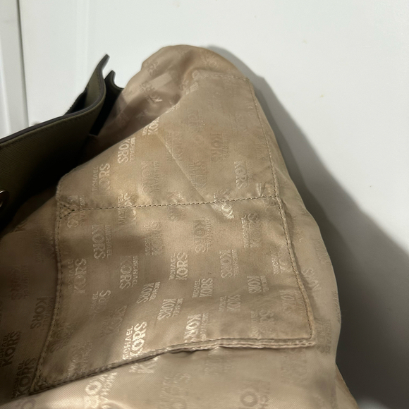 Michael Kors Tote Gold Hardware - Picture 7 of 11